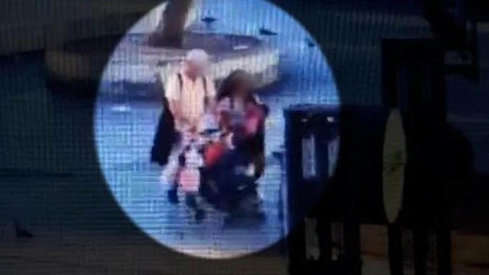 Las cámaras de seguridad registraron el momento del abandono.