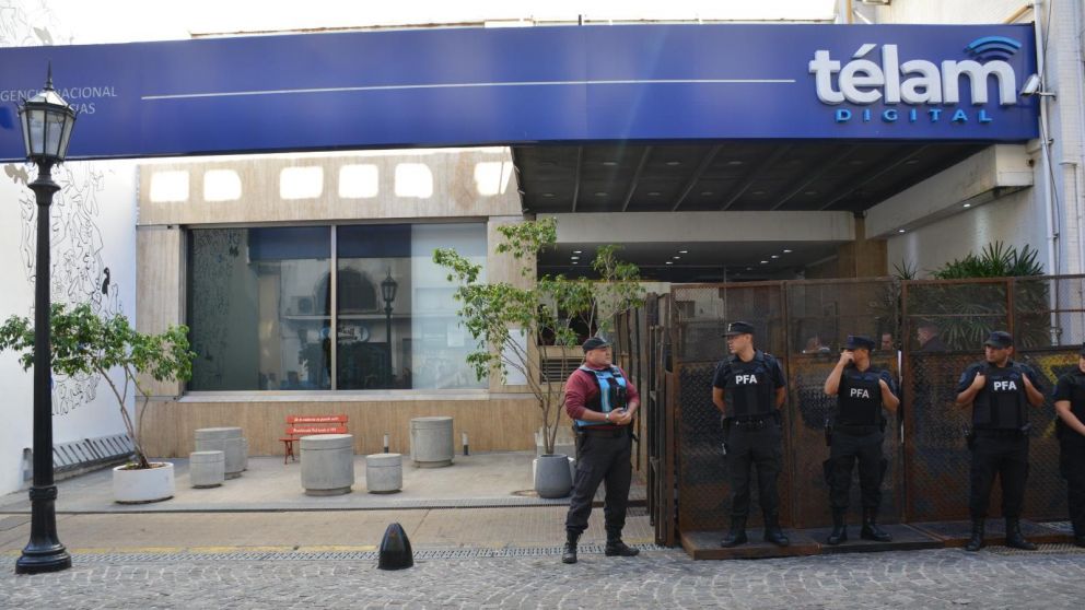 Así amaneció vallada la agencia pública de noticias Télam (X).