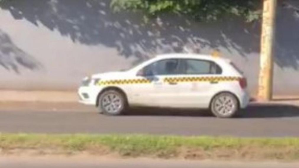 El sujeto frenó en una parada de colectivos y ejecutó a la mujer (Captura de video).