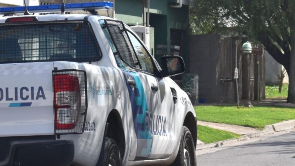 Los funcionarios policiales intentan localizar al restante ladrón.