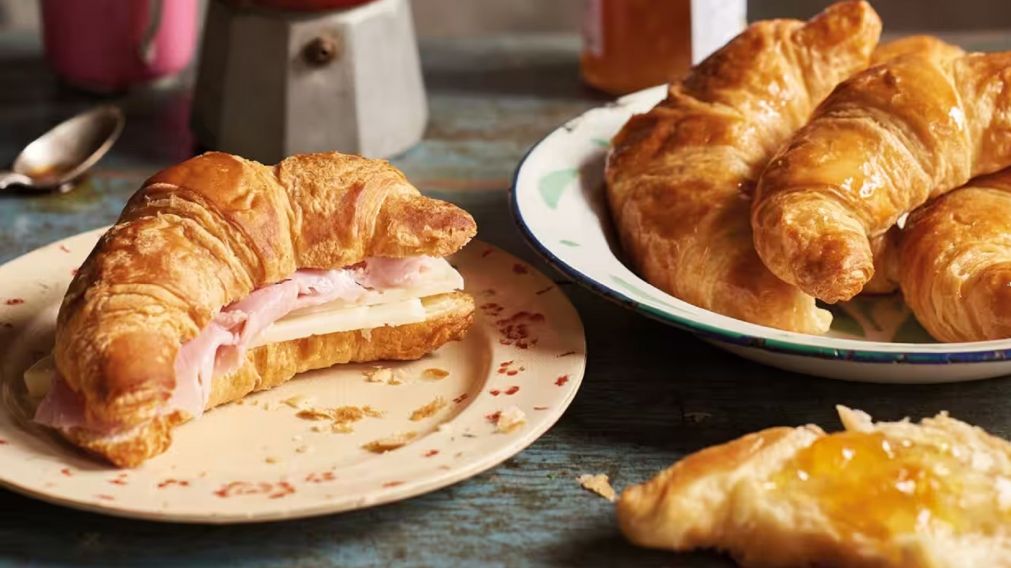 Receta de medialunas rellenas de jamón y queso con tapa para tarta: fáciles de hacer y demasiado ricas.