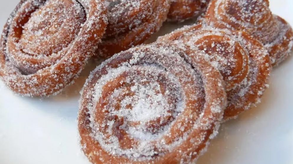 Probá esta receta fácil de arrolladitos dulces con tapas de empanadas.