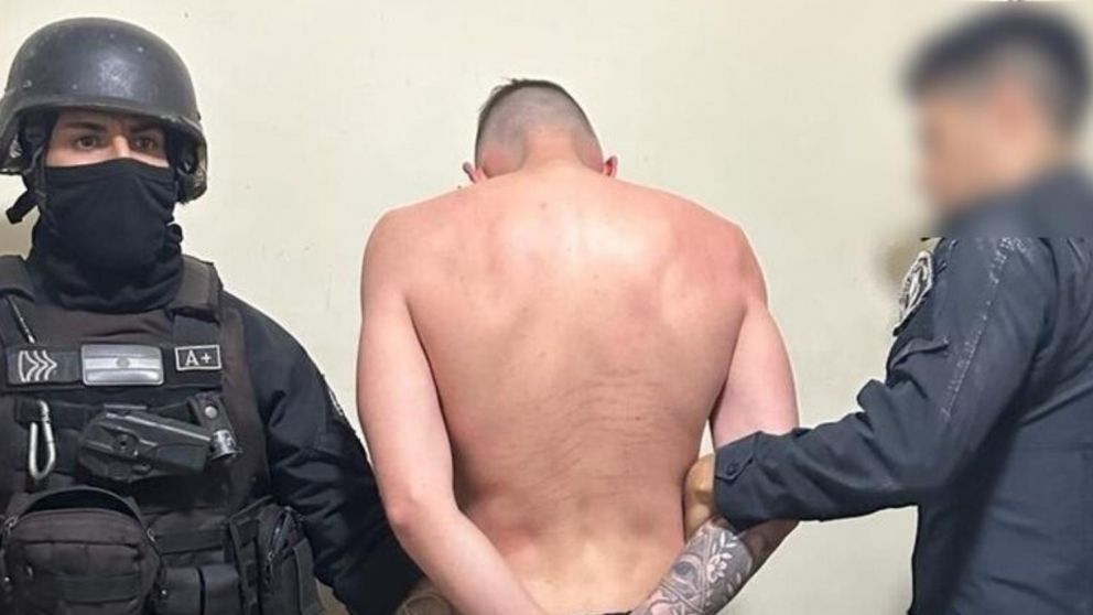 Este es uno de los individuos detenido por los investigadores policiales.