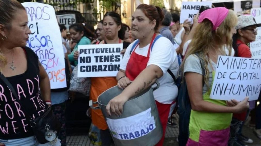 Así fue el "Ollazo por la Emergencia Alimentaria" de organizaciones sociales ante Ministerio de Capital Humano.
