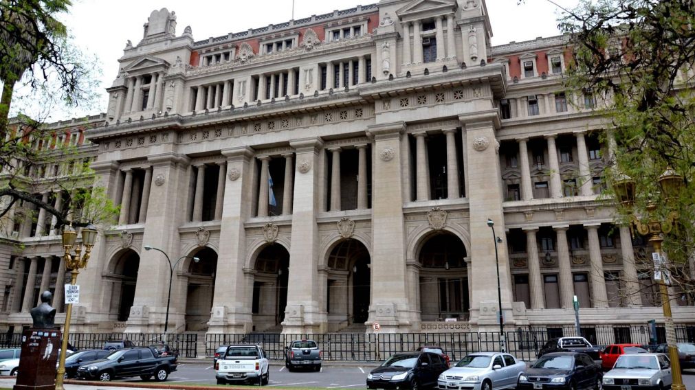 En apoyo a la reforma laboral del DNU, Cámaras empresariales van a la Corte Suprema.