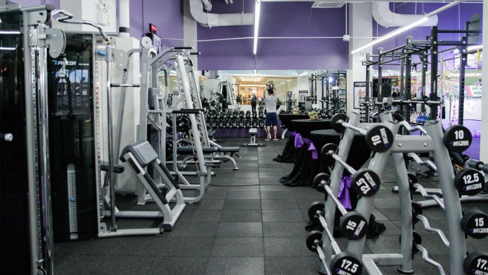 Un entrenador fue atacado en la puerta de un gimnasio.