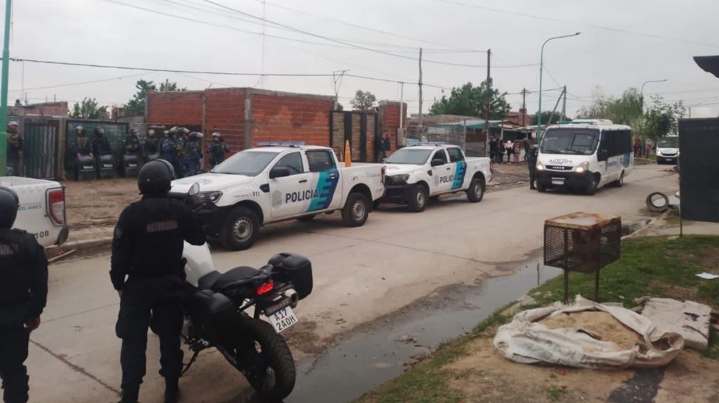 Los efectivos policiales realizaron diferentes procedimientos para arrestar al sospechoso.