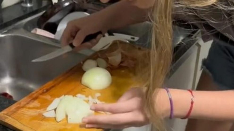 Una forma menos "dram�tica" para pelar una cebolla (Captura de video).