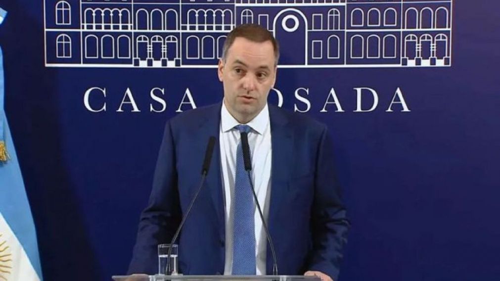 Manuel Adorni confirmó que desde el Gobierno “se iniciarán las actuaciones” para prohibir el uso del lenguaje inclusivo y la perspectiva de género en la administración pública.