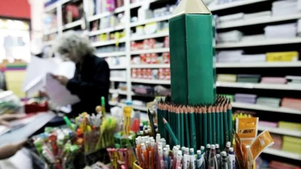 El Gobierno sum� zapatillas y art�culos de librer�a importados a Cuota Simple (T�lam/Archivo).