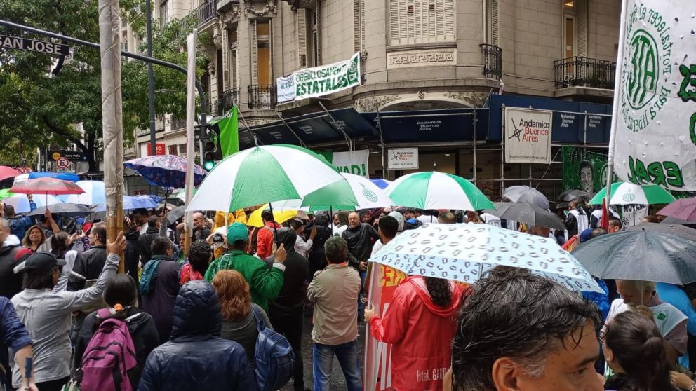 La jornada nacional de lucha de ATE estuvo centrada con el abrazo simbólico realizado a la sede del Inadi.
