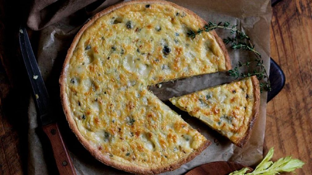 Esta receta de tarta de cebolla y roquefort es una opción deliciosa para resolver el almuerzo.
