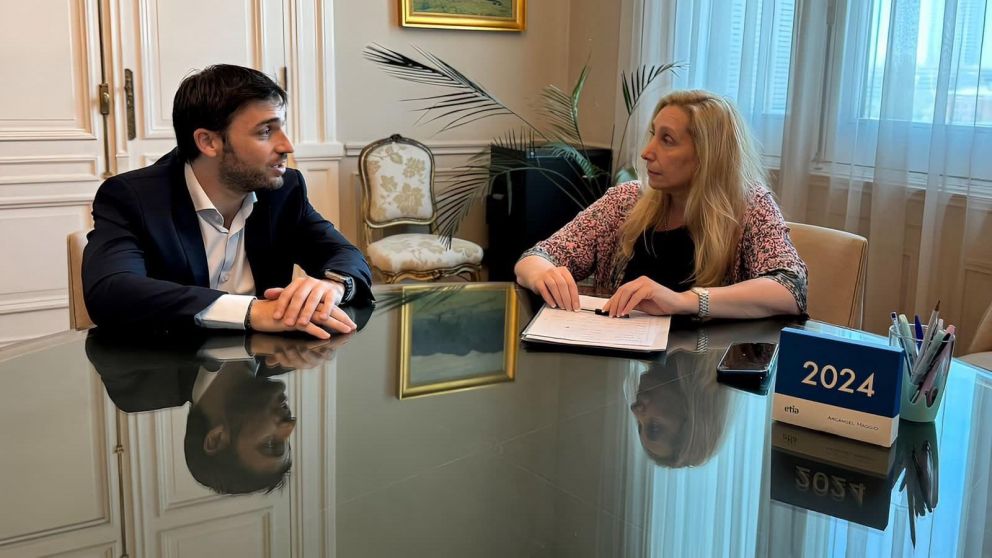 El gobernador de Chubut, Ignacio Torres, junto a la secretaria General de la Presidencia, Karina Milei (Archivo).