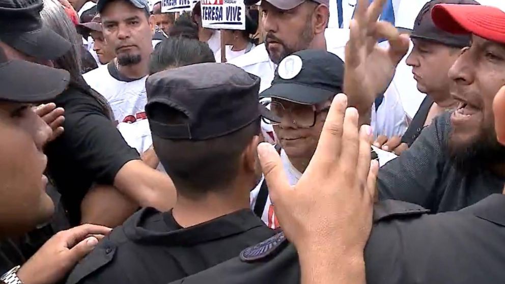 Policía a manifestante y protocolo antipiquete: "El conflicto no es entre nosotros, suba a la vereda".