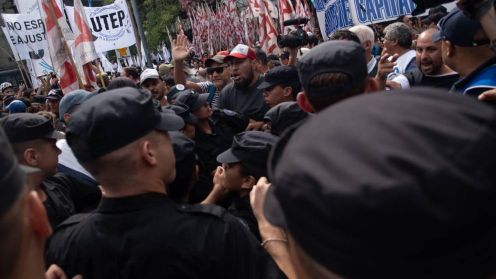 Centro porteño: multitudinaria movilización de organizaciones sociales reclamó alimentos para comedores.