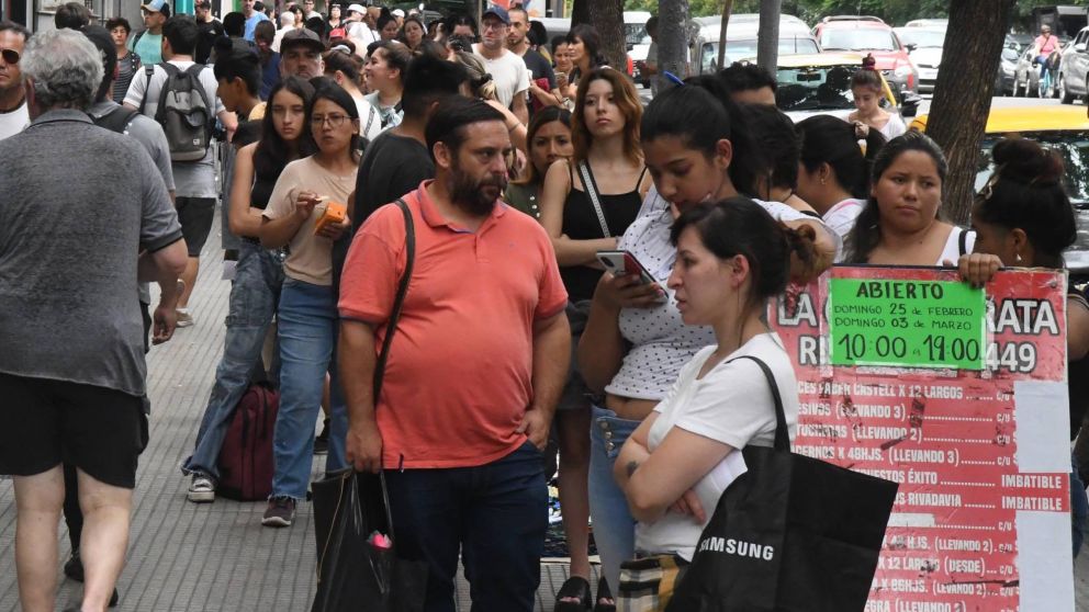 �tiles escolares y filas de dos cuadras en Once por precios econ�micos: "Atendemos a 500 personas por d�a". (Cr�nica/Pablo Vill�n)