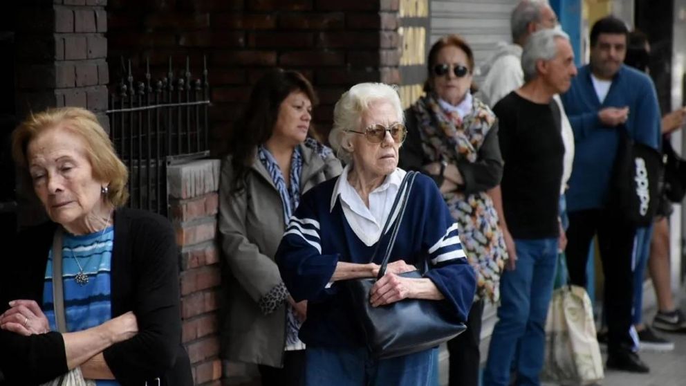 Los jubilados que cobran la mínima recibirán un bono de $70.000 en marzo 2024 (Archivo).