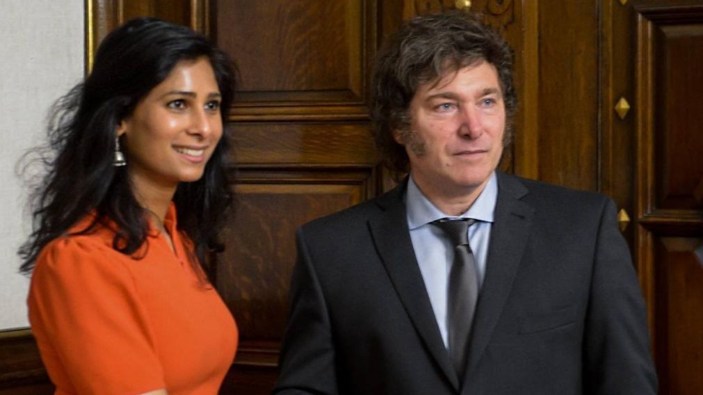 Javier Milei junto a la Subdirectora Gerente del Fondo Monetario Internacional (FMI), Gita Gopinath.