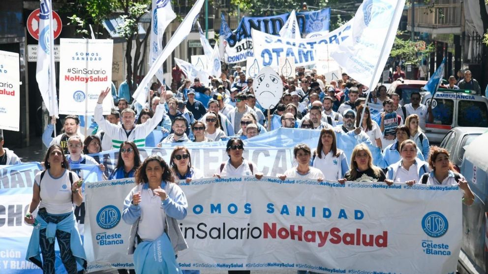 Paro de 24 horas de trabajadores de la sanidad en reclamo de una recomposición salarial.
