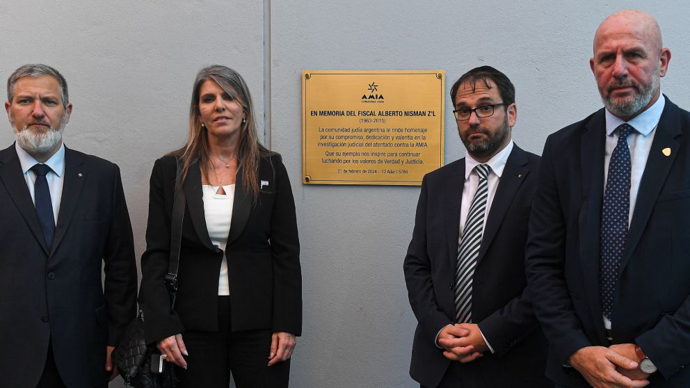 La placa en homenaje a Nisman que formará parte de la AMIA. (Télam)