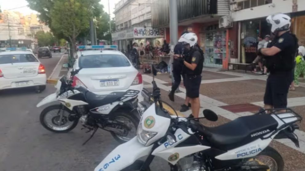 Los agentes policiales al momento de la detención de la menor.