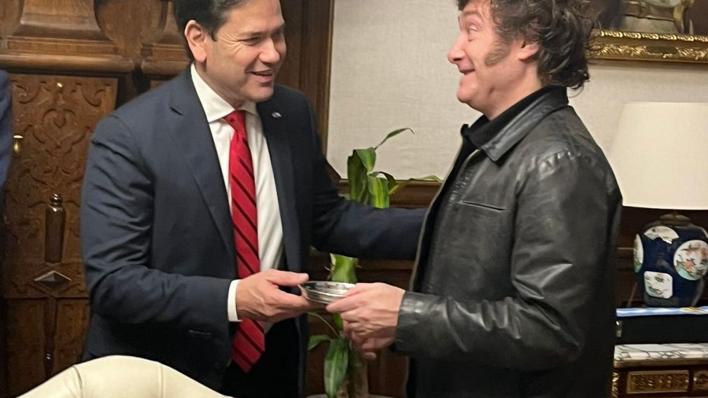 El senador Marco Rubio llegó al encuentro acompañado por el embajador de su país, Marc Stanley.