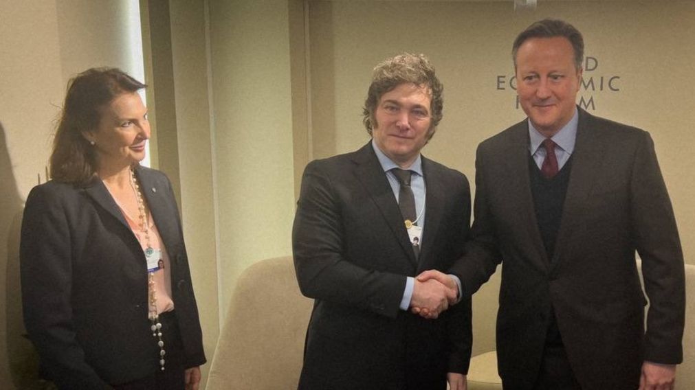 Diana Mondino, Javier Milei y David Cameron a mediados de enero 2024 en Davos.