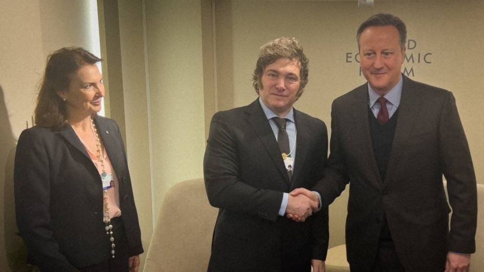 Diana Mondino, Javier Milei y David Cameron a mediados de enero 2024 en Davos.