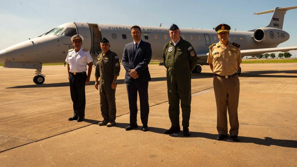 Luis Petri recibió la segundo aeronave Embraer ERJ 140 LR para ampliar las capacidades de la Fuerza Aérea Argentina.