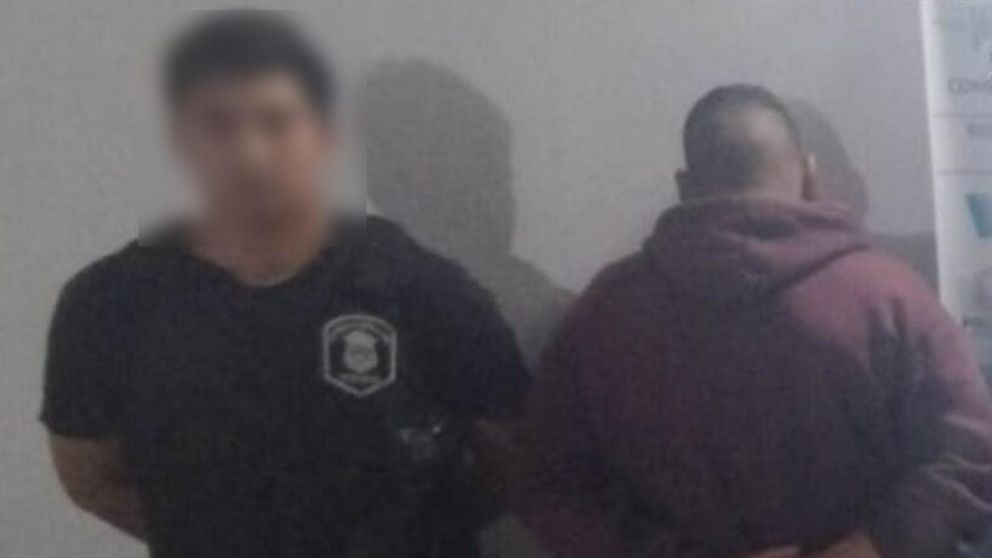 Este es uno de los individuos que fue detenido por los investigadores.
