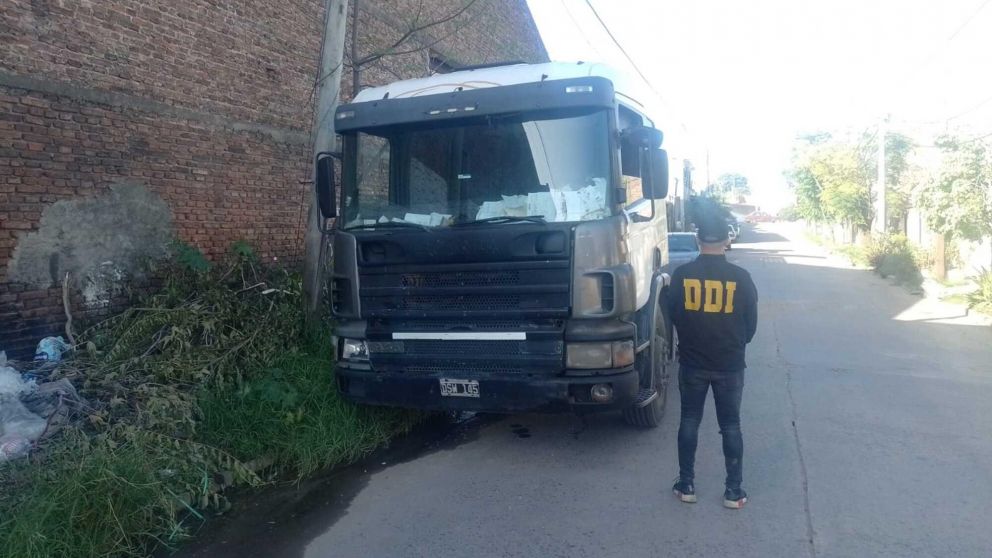 El acoplado con todo el cargamento robado en Lanús sigue sin aparecer.