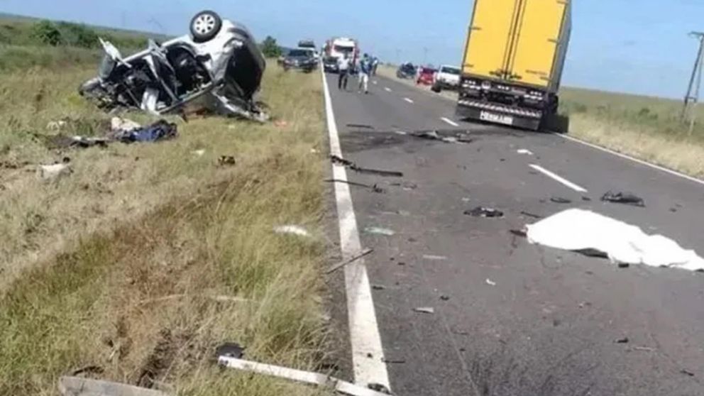 Cinco integrantes de una familia murieron luego de chocar contra un camión en Corrientes.