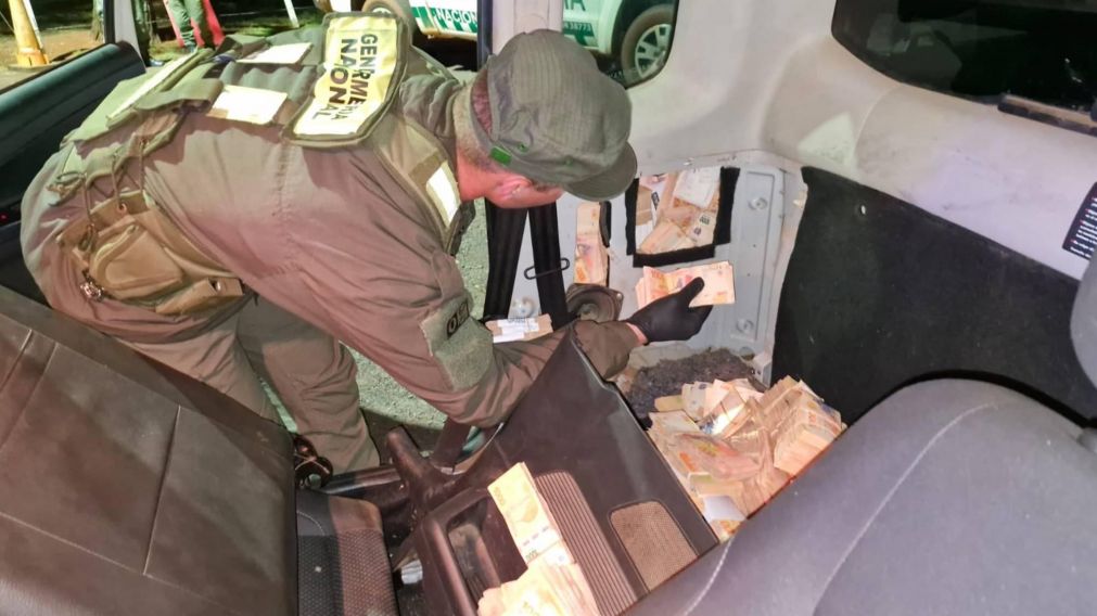 Viajaban con 31 millones de pesos distribuidos por todo el auto.