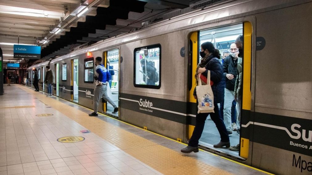 El gobierno porte�o dispuso un fuerte aumento en el subte.