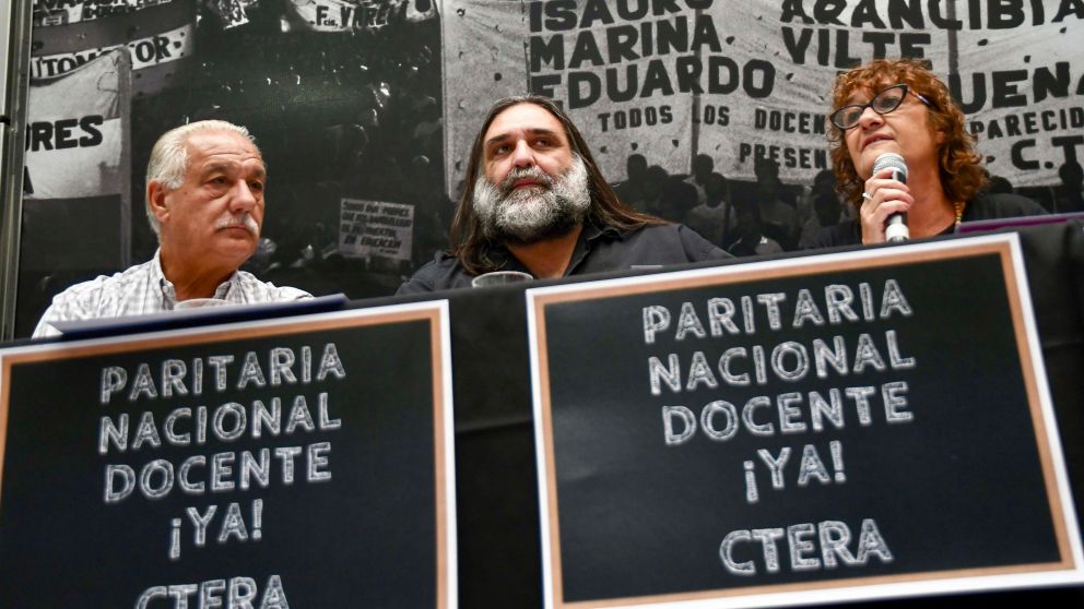 La Confederación de Trabajadores de la Educación (Ctera) advirtió que "peligra el inicio de clases" (Télam).