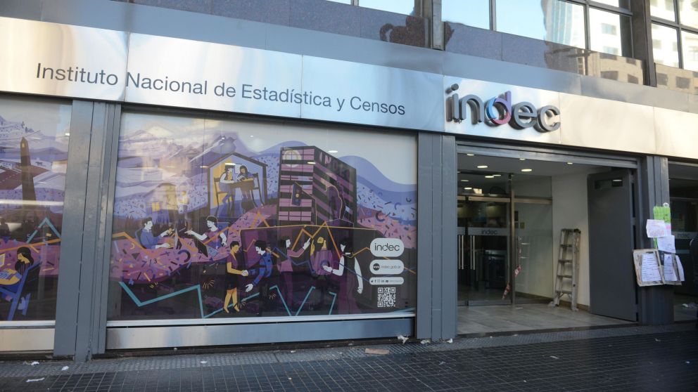 El dato inflacionario de enero del INDEC refleja el efecto de arrastre de la devaluación y la liberación de precios (Archivo).