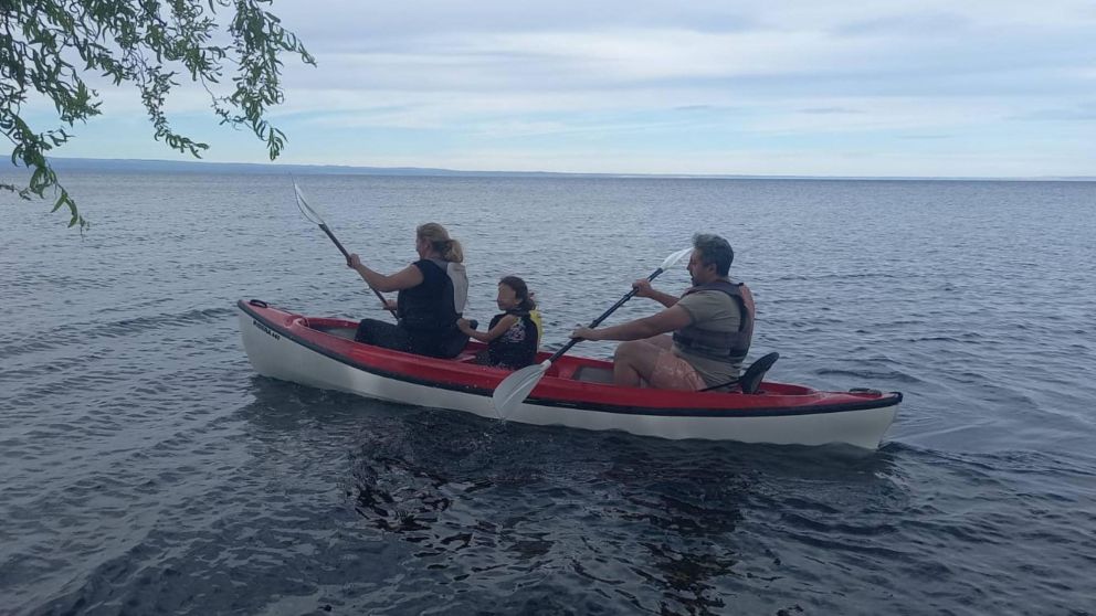 Así prefectura rescató a una familia que cayó al Lago Buenos Aires.