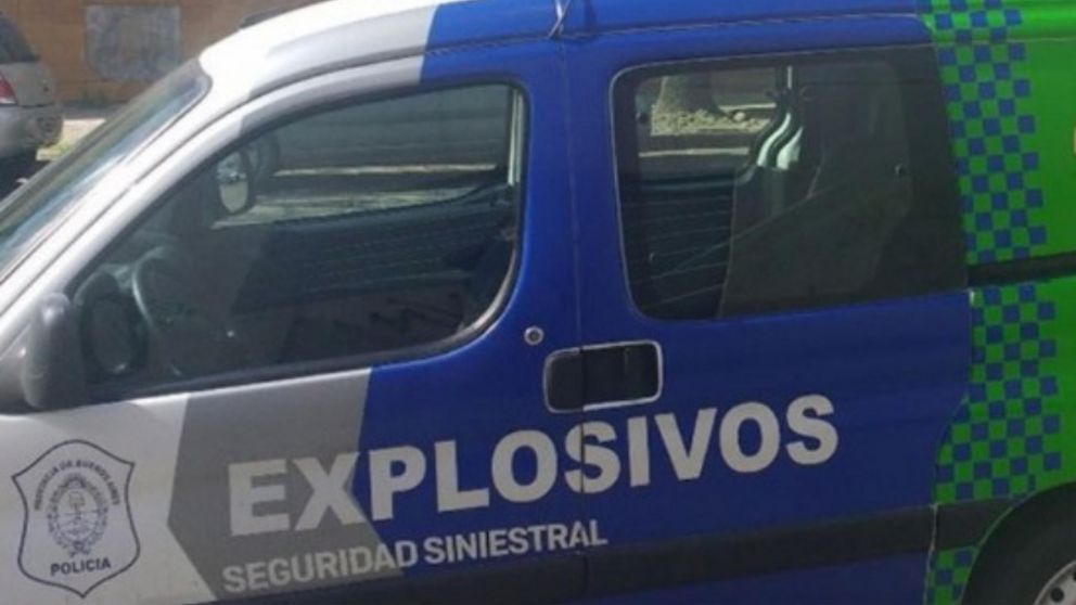 Los peritos en explosivos de la Policía Bonaerense fueron convocados al lugar del episodio.