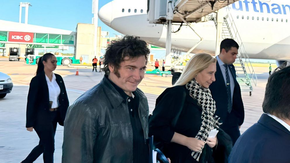 Javier Milei regresa este martes al país, llegará a Ezeiza y se trasladará a Olivos.