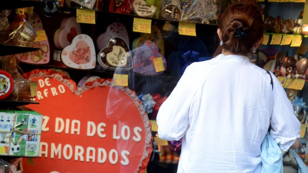 Alertan por aumentos interanuales de hasta el 383% en precios de regalos para el Día de los Enamorados (Hernán Nersesian / Crónica / Archivo).
