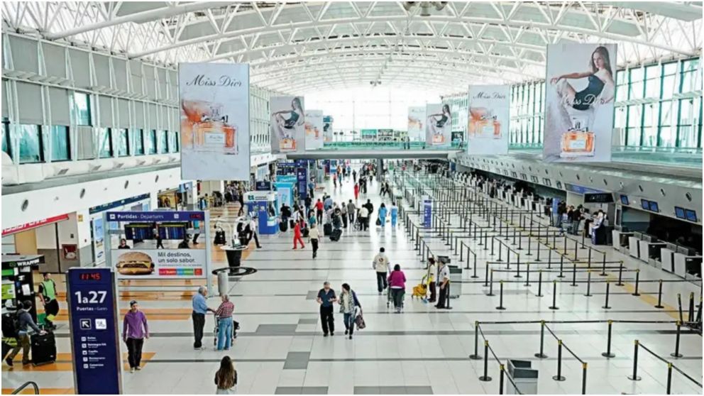 Se registran vuelos demorados y desviados en Aeroparque y el Aeropuerto de Ezeiza por la tormenta.