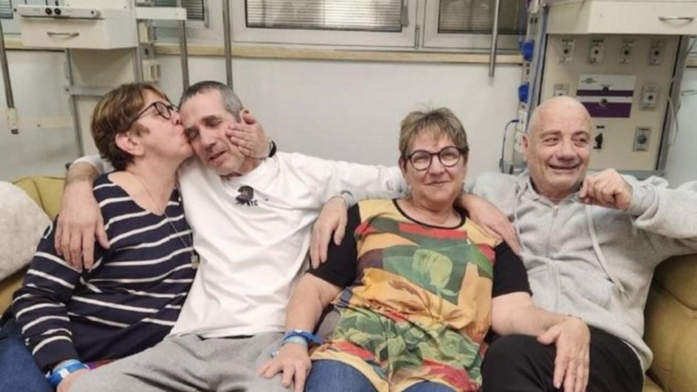 Fernando Simon Marman (60) y Louis Har (70) junto a su familia. Foto T�lam