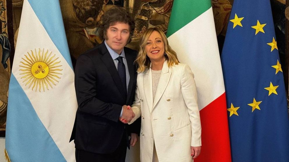 Javier Milei junto a la primera ministra italiana, Giorgia Meloni.