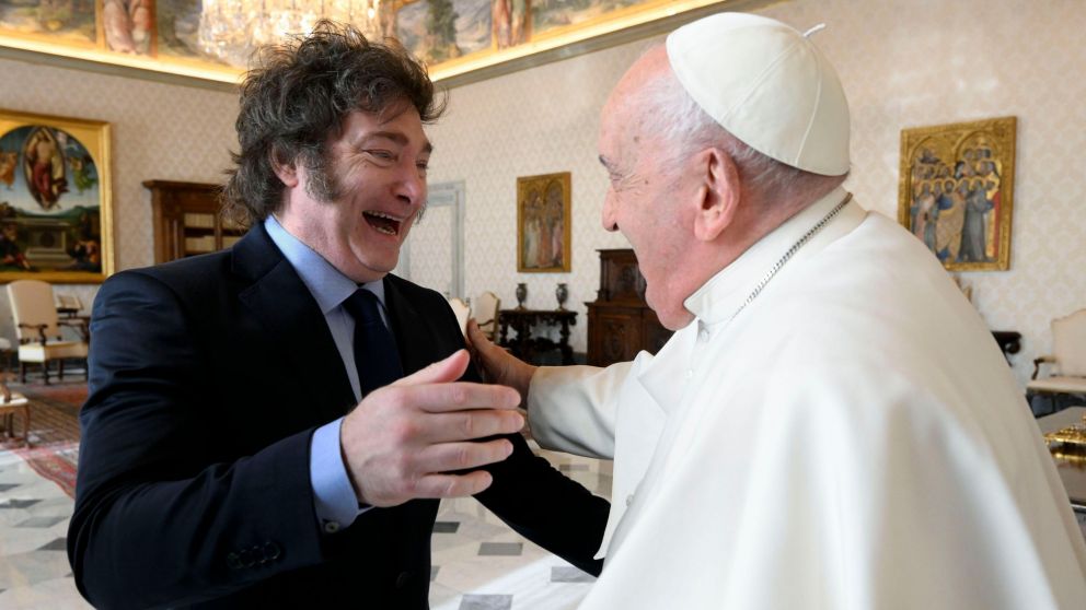 El abrazo entre Javier Milei y el Papa Francisco (Télam).