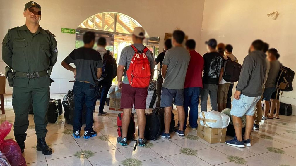 Así Gendarmería repatrió a 20 hombre que eran explotados laboralmente en Brasil.