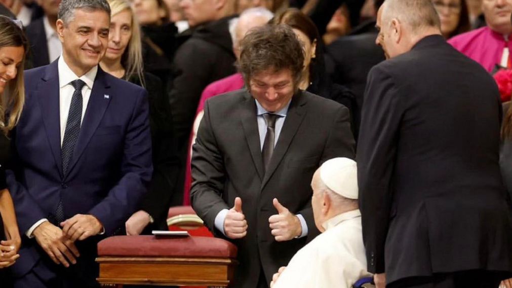 Javier Milei tuvo su primer encuentro público con el Papa Francisco y se dieron un afectuoso saludo. (Foto: Télam)