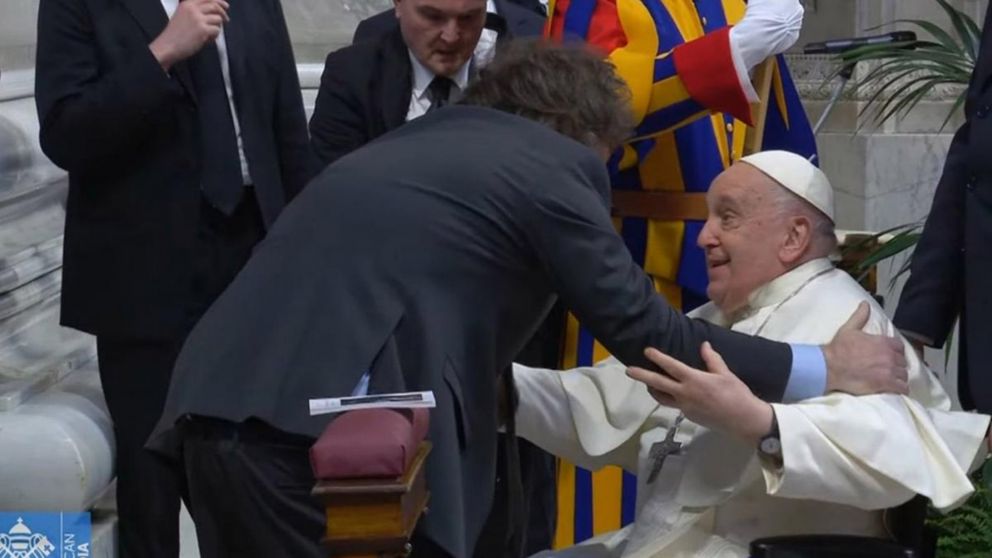 Sonrisas en el saludo entre el Papa Francisco y el presidente Javier Milei (Télam).