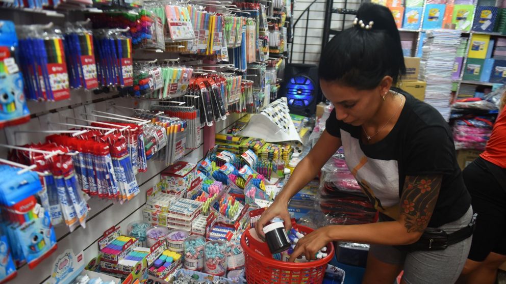 Muchos padres ya arrancaron en diciembre pasado con las compras para el comienzo de clases (Jonatan Moreno / Crónica / Archivo).