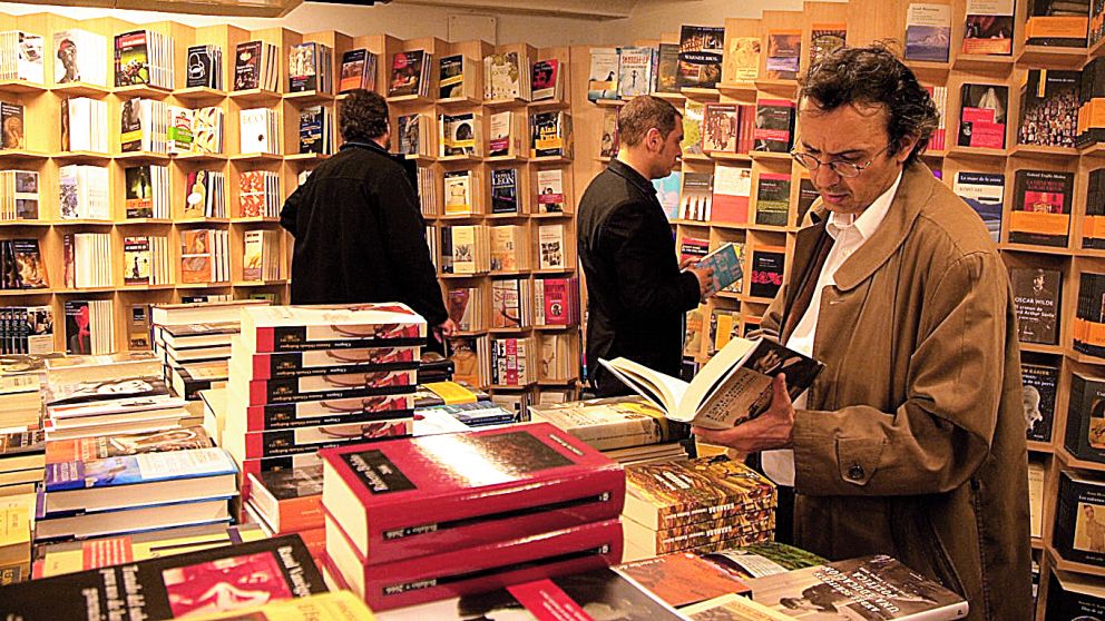 23.04.2008.Madrid.España.El dia de San Jorge, que tambien es el dia del libro, las librerias madrileñas abren hasta la medianoche, en la llamada Noche de los libros. En la imagen, la sección de la libreria Antonio Machado situada en los bajos del Círculo