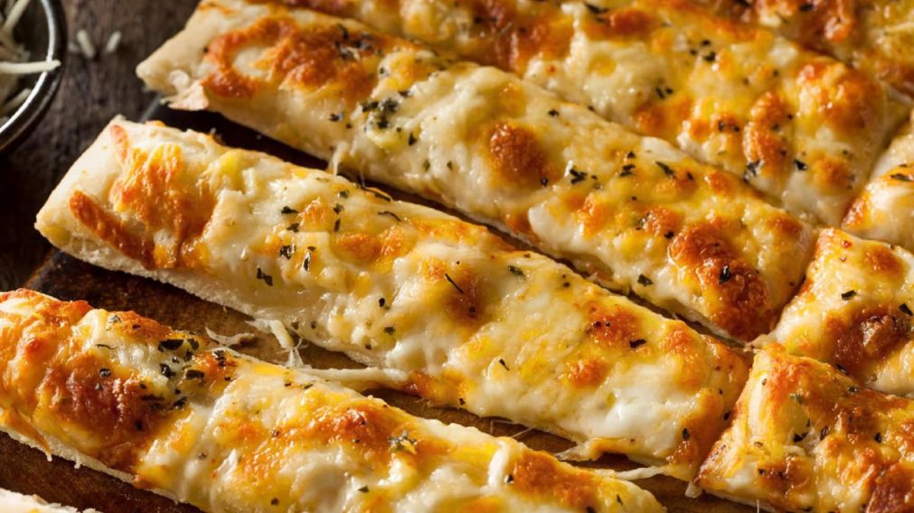 Exquisita receta de palitos de queso hojaldrados: sin amasar y con pocos ingredientes.